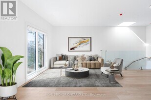 21 Farnham Ave in Toronto, ON - Building Photo