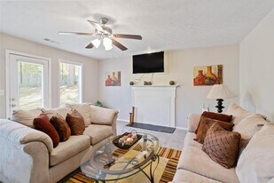 1225 Huntington Pl Cir in Lithonia, GA - Building Photo