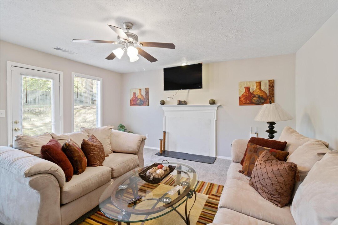 1225 Huntington Pl Cir in Lithonia, GA - Foto de edificio