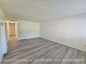 2582 Rainbow Ln in Redding, CA - Building Photo - Building Photo