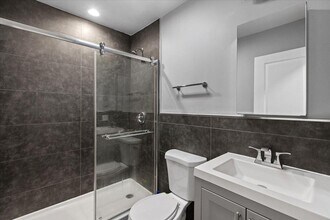 541 W Oakdale Ave in Chicago, IL - Building Photo - Building Photo