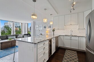 1360 N Sandburg Terrace in Chicago, IL - Building Photo - Building Photo