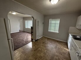 206 Locust St, Unit 9 in Burlington, IA - Building Photo