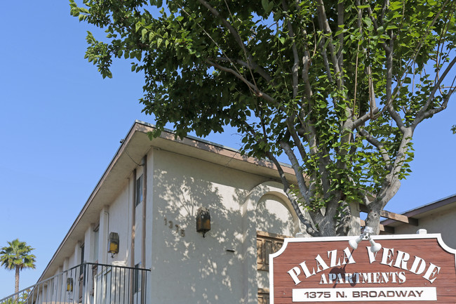 Plaza Verde in Escondido, CA - Foto de edificio - Building Photo