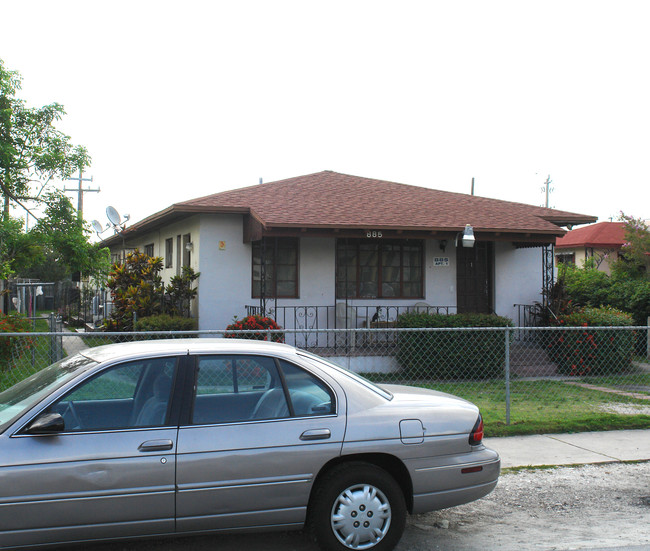 885 SW 29th Ave in Miami, FL - Foto de edificio - Building Photo