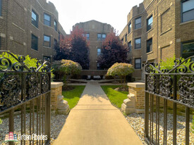 637 W Cornelia Ave, Unit M00B Apartments