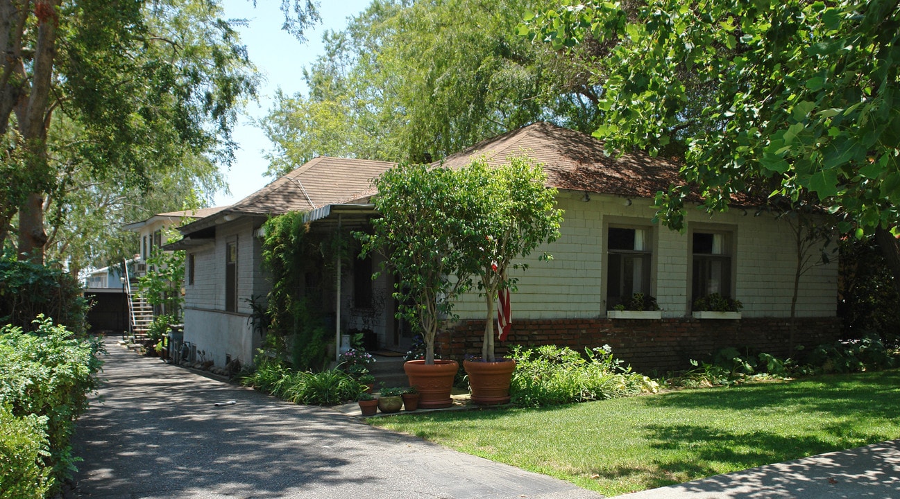 88-96 E Sierra Madre Blvd in Sierra Madre, CA - Building Photo