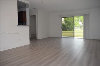 3453 NW 44th St in Lauderdale Lakes, FL - Building Photo - Building Photo