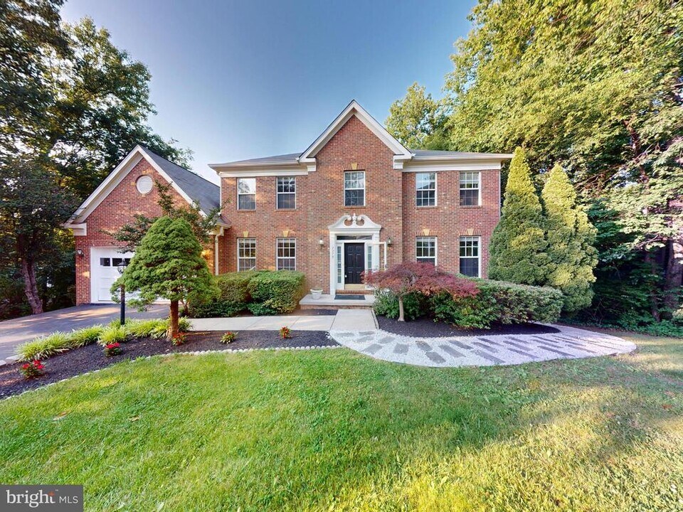 1379 Dominion Ridge Ln in Herndon, VA - Building Photo