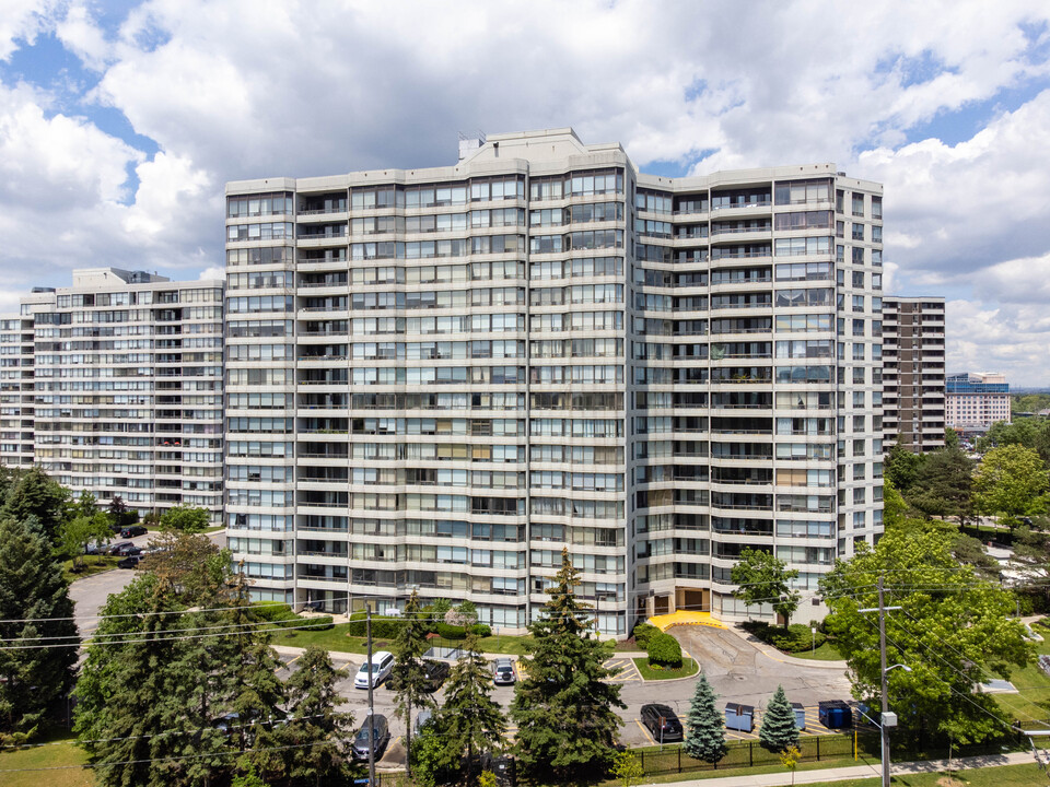 1121 Steeles Ave W in Toronto, ON - Building Photo