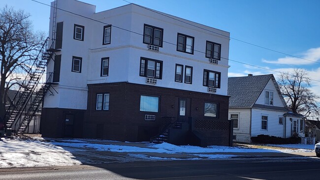 631 Illinois St, Unit 1 in Sidney, NE - Foto de edificio - Building Photo