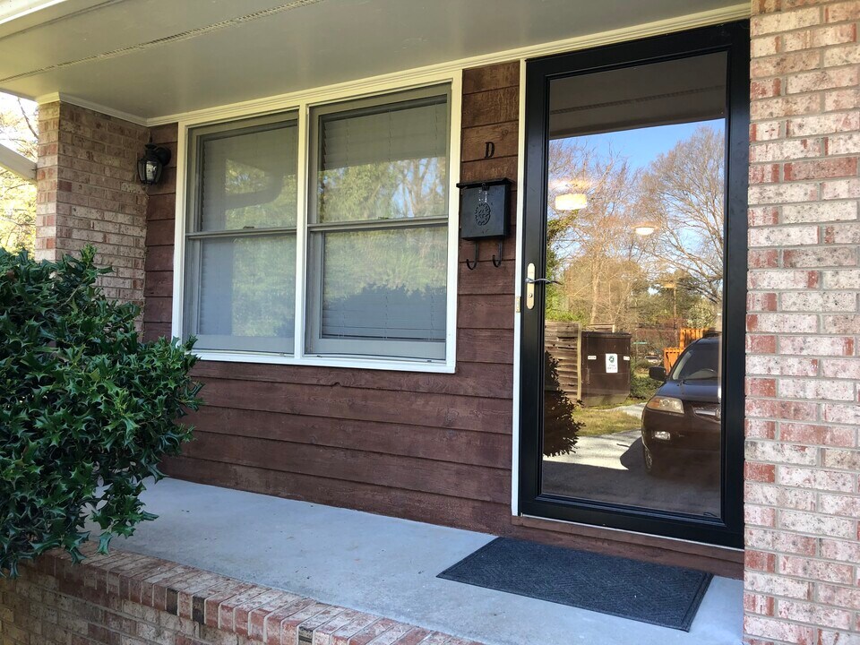 901 N Greensboro St in Carrboro, NC - Building Photo