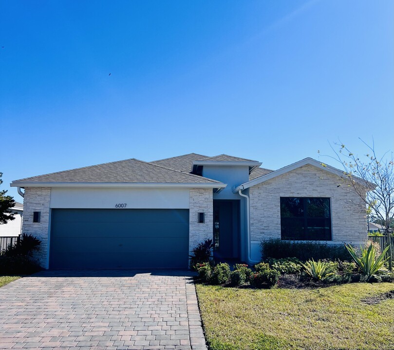 6007 SE Sky Blue Cir in Stuart, FL - Building Photo