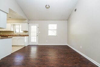 488 Carillon Ln in Stone Mountain, GA - Foto de edificio - Building Photo