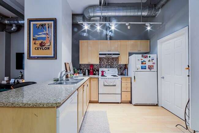 71-171 McCaul St in Toronto, ON - Building Photo - Building Photo