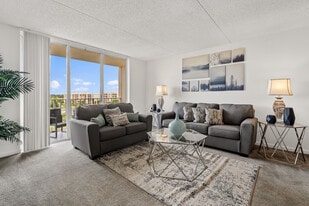 Tennis Towers Apartments in West Palm Beach, FL - Building Photo