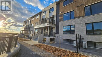801 Glenroy Gilbert Dr in Ottawa, ON - Building Photo