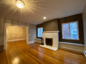 2042 Genesee St, Unit 1 in Utica, NY - Foto de edificio - Building Photo