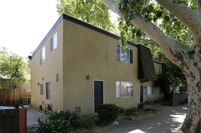 2400 C St in Sacramento, CA - Foto de edificio - Building Photo