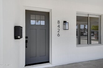 8426 E Monterey Way in Scottsdale, AZ - Building Photo - Building Photo