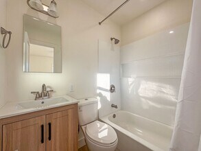 130 W Malvern Ave in Fullerton, CA - Foto de edificio - Building Photo