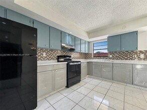 8103 SW 24th St in North Lauderdale, FL - Foto de edificio - Building Photo