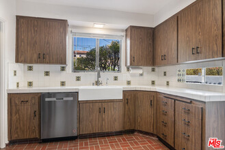 439 S El Camino Dr in Beverly Hills, CA - Foto de edificio - Building Photo