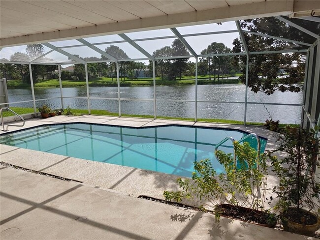 525 Moreno Cir NE in St. Petersburg, FL - Building Photo - Building Photo