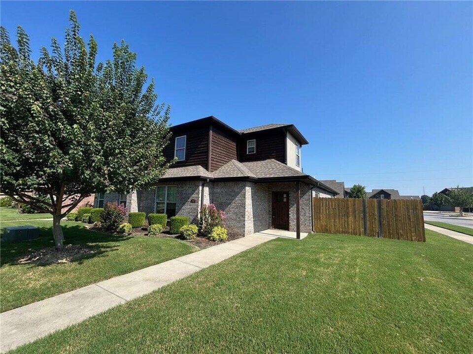 3100 SW Warberry Ave in Bentonville, AR - Building Photo