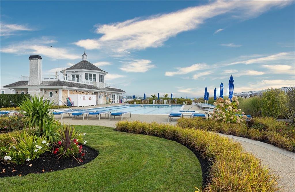 44 Wimbledon Cir in Portsmouth, RI - Building Photo