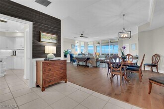 425 Dockside Dr in Naples, FL - Building Photo - Building Photo