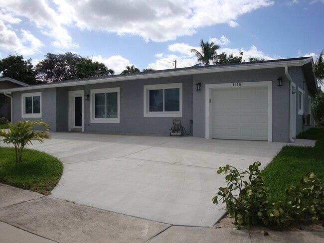 1415 Lake Victoria Dr in Lake Worth Beach, FL - Building Photo - Building Photo