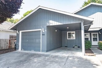 565 Primrose Dr in Central Point, OR - Building Photo - Building Photo