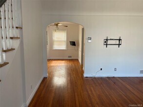 8 Cameron Ln in Valley Stream, NY - Building Photo - Building Photo