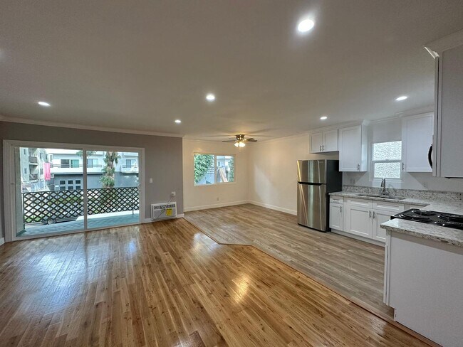 7032 Lanewood Ave in Los Angeles, CA - Building Photo - Building Photo