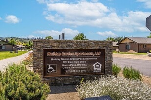 1051 E Park St in Grants Pass, OR - Building Photo
