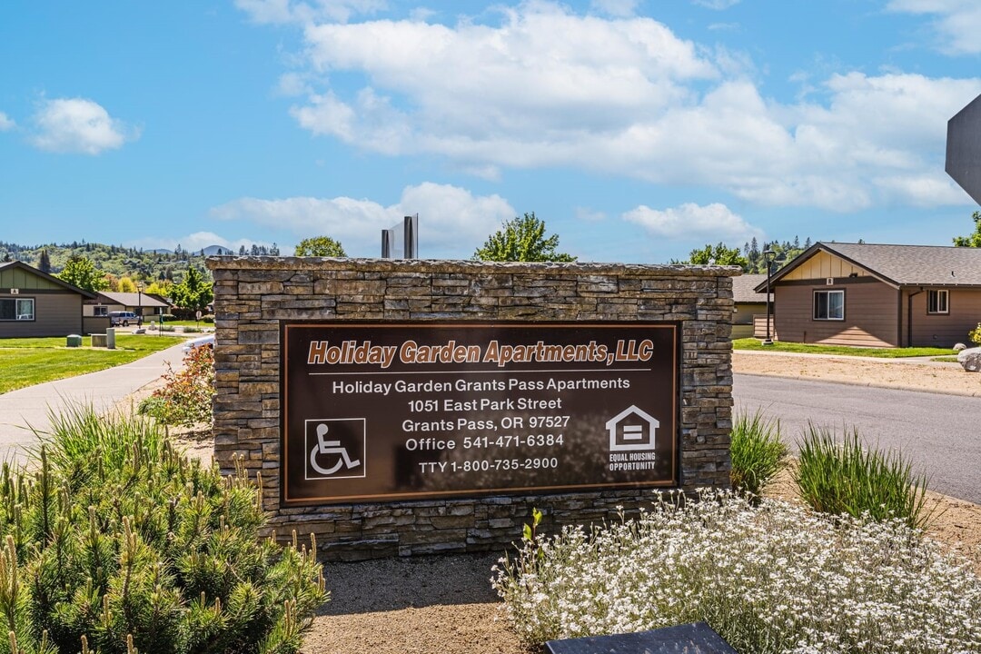 1051 E Park St in Grants Pass, OR - Building Photo