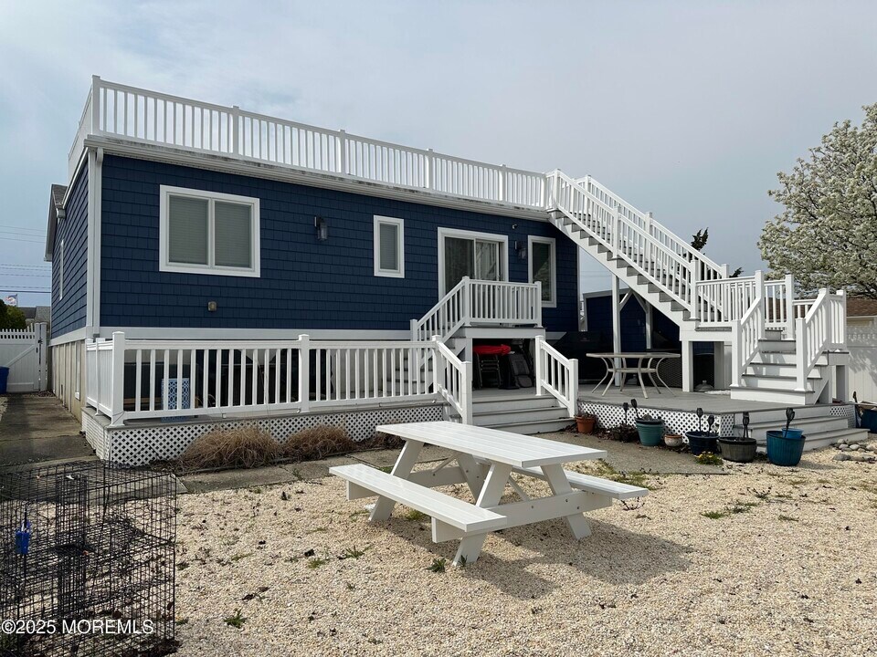 988 Capstan Dr in Forked River, NJ - Building Photo
