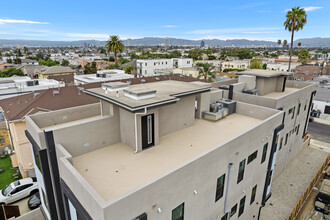 4536 W 18th St in Los Angeles, CA - Foto de edificio - Building Photo