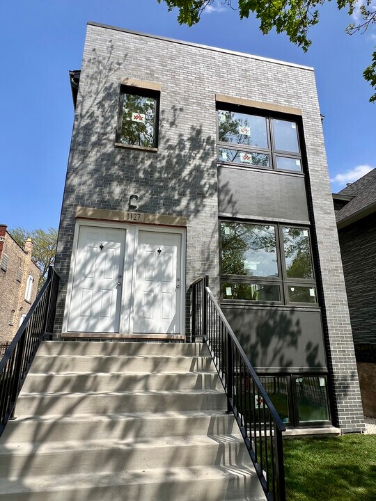 1127 N Parkside Ave in Chicago, IL - Building Photo