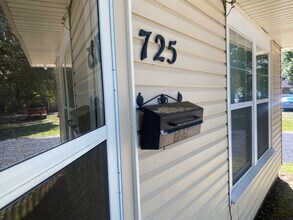 725 S 7th St in Silsbee, TX - Foto de edificio - Building Photo