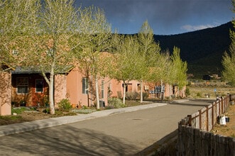 Loma Parda 55+ in Taos, NM - Foto de edificio - Building Photo