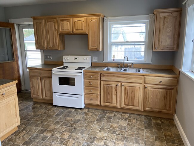 206 S Higbee St, Unit Lower in Reed City, MI - Foto de edificio - Building Photo