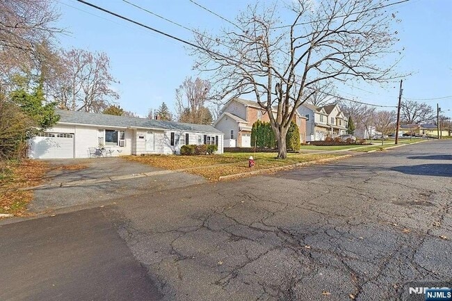 172 Lozier Terrace in River Edge, NJ - Foto de edificio - Building Photo