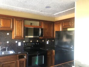 9308 Westwood Village Dr in Houston, TX - Building Photo - Building Photo