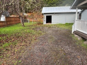 48015 W 2nd St in Oakridge, OR - Building Photo - Building Photo