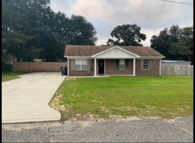 5427 Lucy Ln in Milton, FL - Building Photo