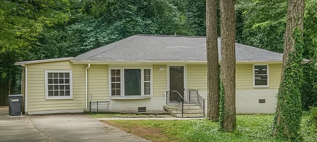 property at 582 Boyds Dr SE