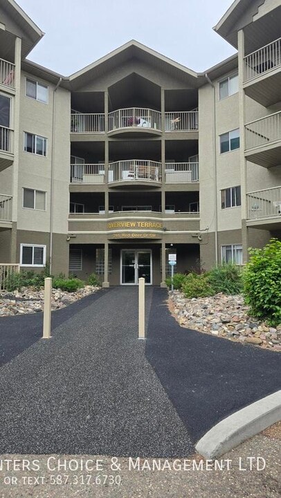 245 Red Deer Dr SW in Medicine Hat, AB - Building Photo