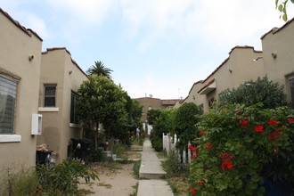 4167 Oakwood Ave in Los Angeles, CA - Foto de edificio - Building Photo